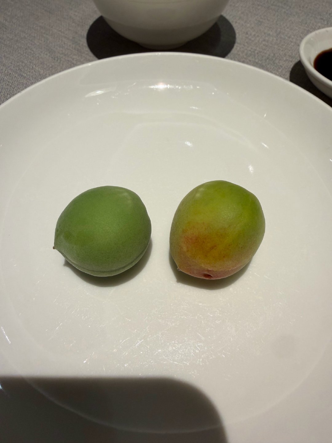 今天刮大风，在楼下捡了两个青梅，我试一下看看酸不酸。 