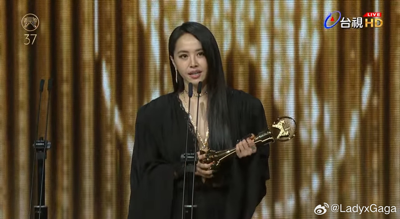 恭喜蔡依林二封金曲奖歌后，Jolin 很镇定了，但感觉还是很紧张。 