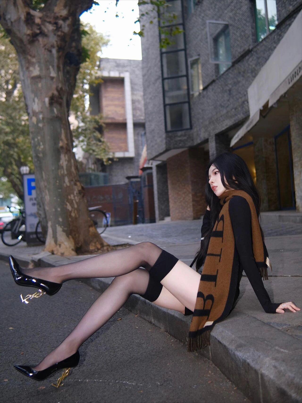 都市街头，黑丝短裙，优雅姿态，时尚穿搭