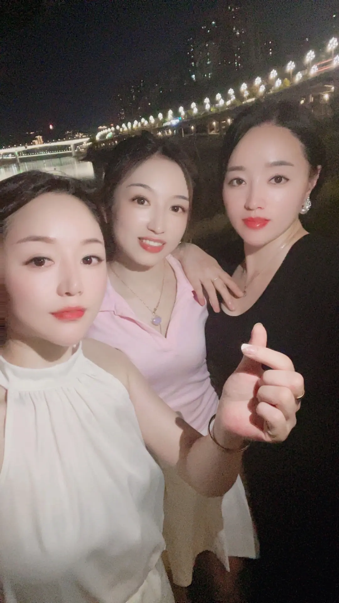 “最放松的状态就是姐妹们一起烤个肉，拍拍照，聊聊天，说着人生，说着喜与...