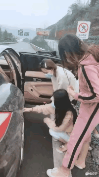 看到了吧，就没有女司机做不到的事，除了好好开车[机智][机智]
图二，说出来你可