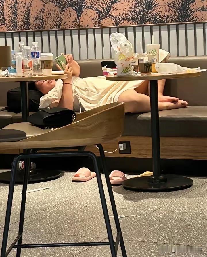 西安星巴克看到的一幕
看到这一幕不知道说什么好
虽然说星巴克是公共消费场所
但是