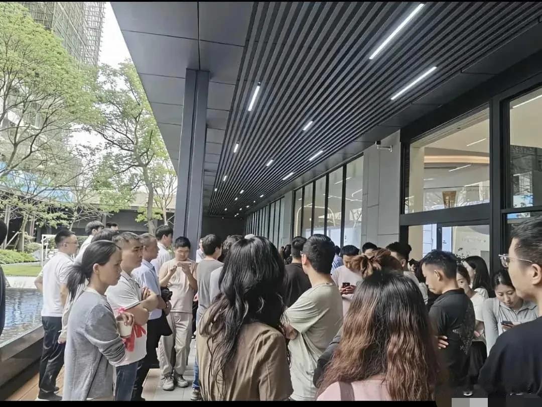 悲催！网传广州一开发商突然降价超50%，老业主集体去售楼部大闹

天河棠安花园二