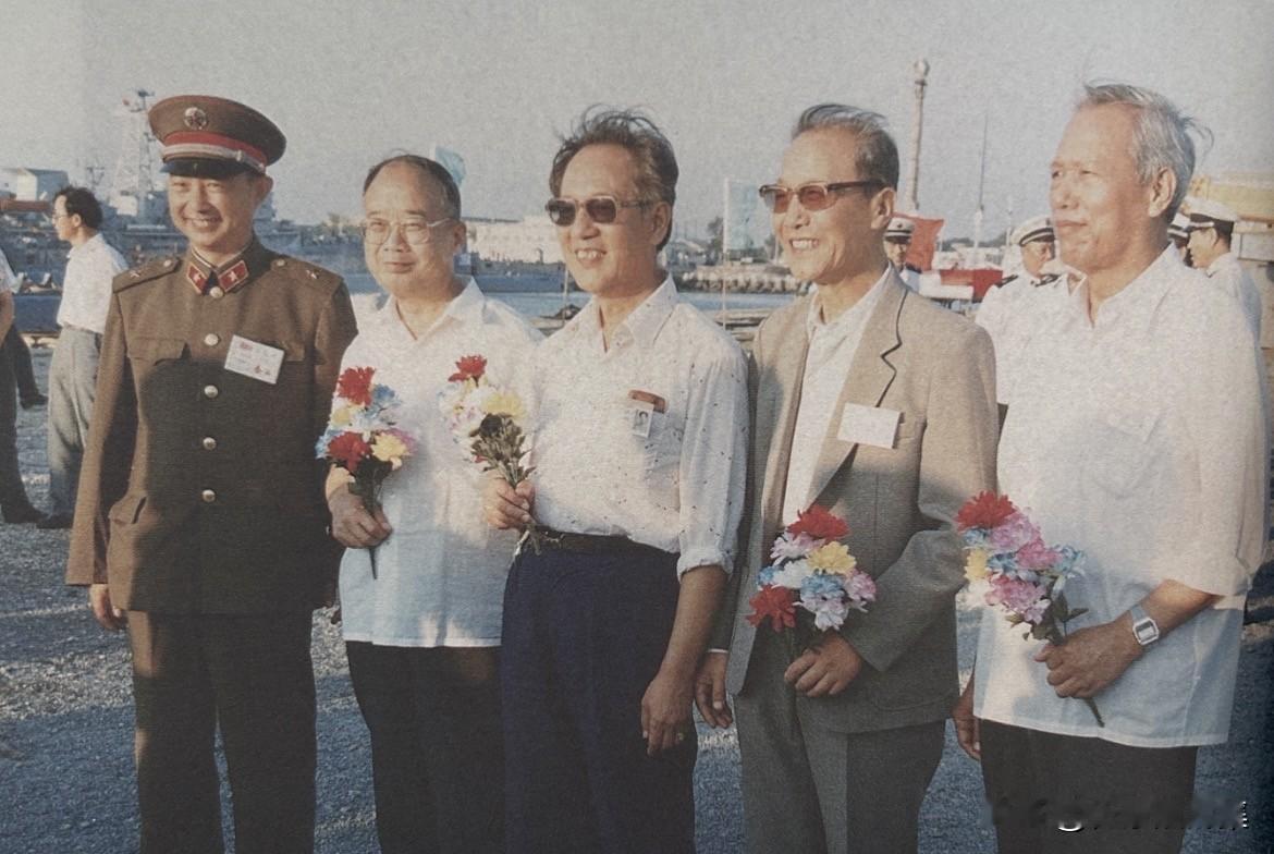 1988年，​水下发射导弹试验任务的部分参试人员合影，​其中右三为黄旭华。​中国