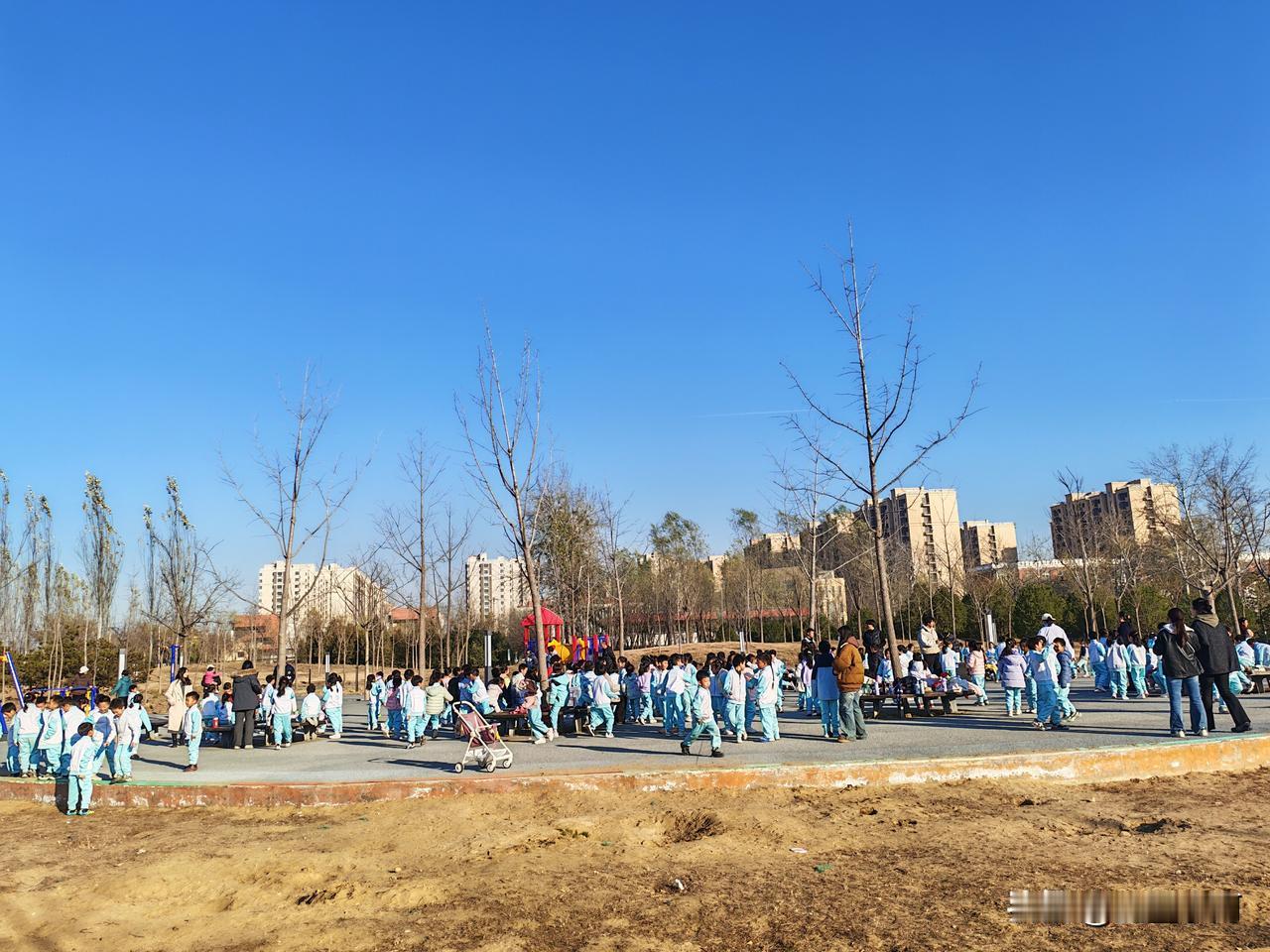 幼儿园老师精心组织 ，同学们积极参与，在户外阳光呵护下，过着快快乐乐游戏的童年！