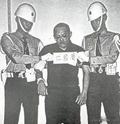 1997年，士兵江国庆强奸女童被判死刑，枪决前江国庆咬牙切齿地诅咒说："人不是我