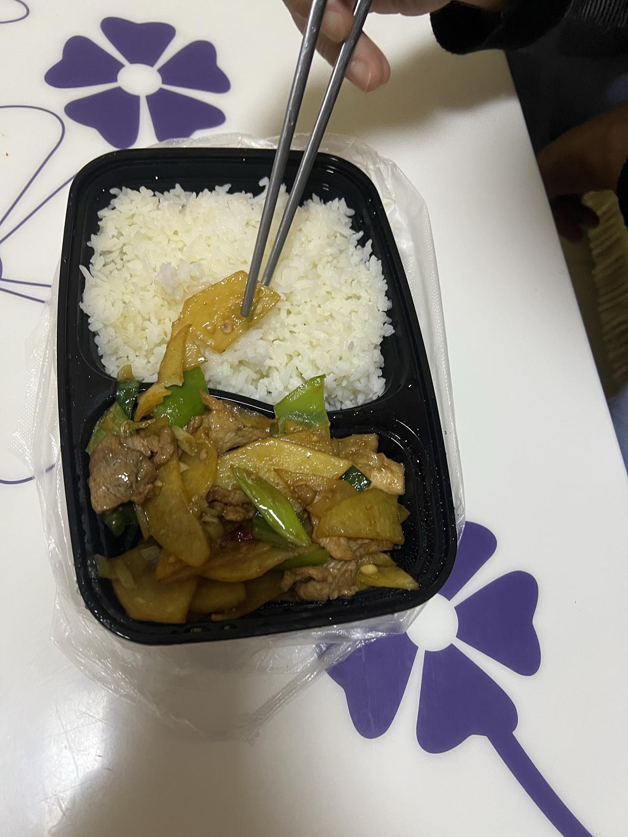 给你们讲讲我为什么点这个土豆片炒肉盖饭，因为这个土豆是我们甘肃定西的特产，这个土