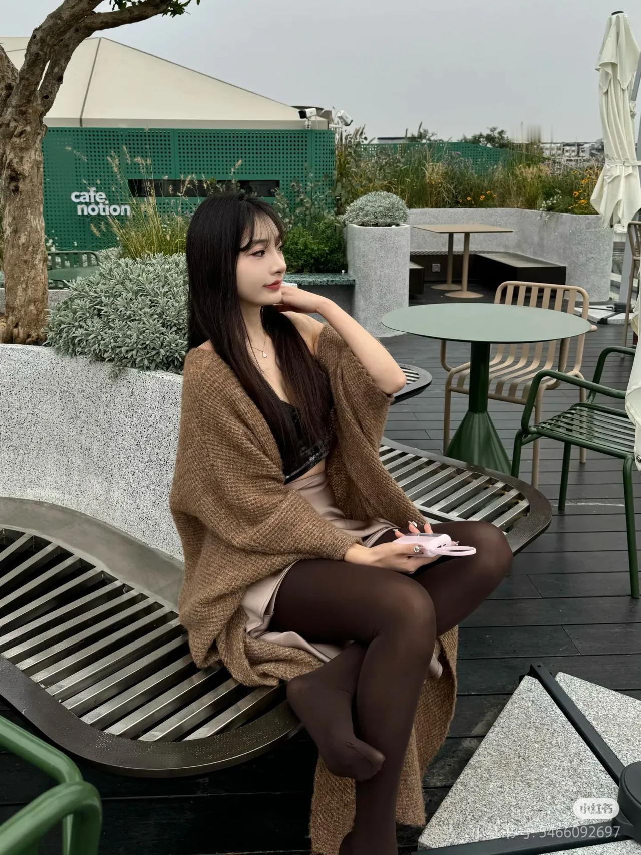 咖啡厅拍照📷
来咖啡厅和姐妹约会啦
拍了好多美美哒照片
每次拍照电量总是耗的特