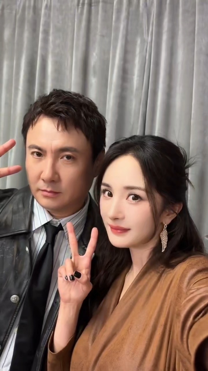 沈腾在杨幂的一声声好帅中缺氧杨幂给沈腾拍照，腾哥刚开始还端着，结果没拍几张就在幂