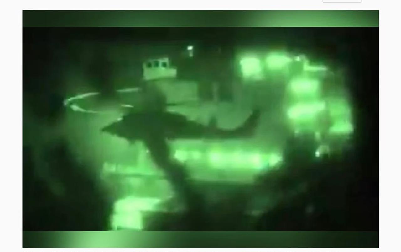 直接开火击穿机舱！美军强硬暴力拦船，伊朗突围失败，专家警告大事不妙
 
美军终于