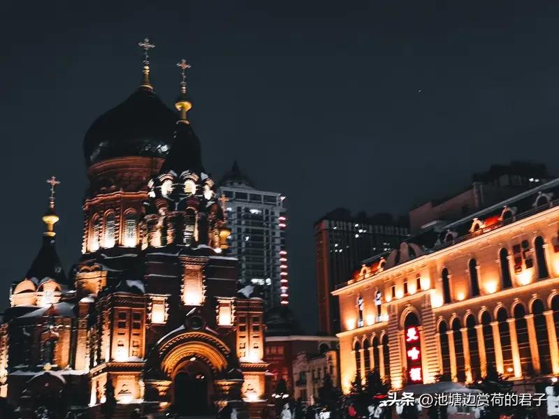 哈尔滨曾经的辉煌令人难忘。1983年，中山路上阳光灿烂，红色标语彰显时代特色。广