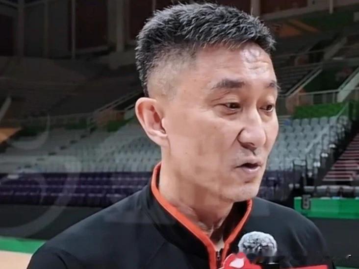 周琦和任俊飞缺阵，杜锋憔悴，采访尽显疲态，好像是一夜没睡，广东从卫冕冠军到年轻队