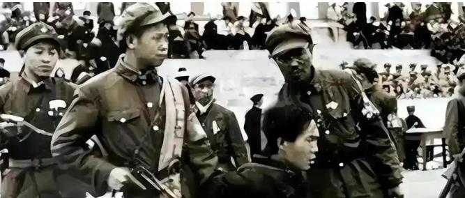 1971年，戴笠的孙子在安徽修理拖拉机时被判了死刑，临刑前他神色平和地吐出一句话