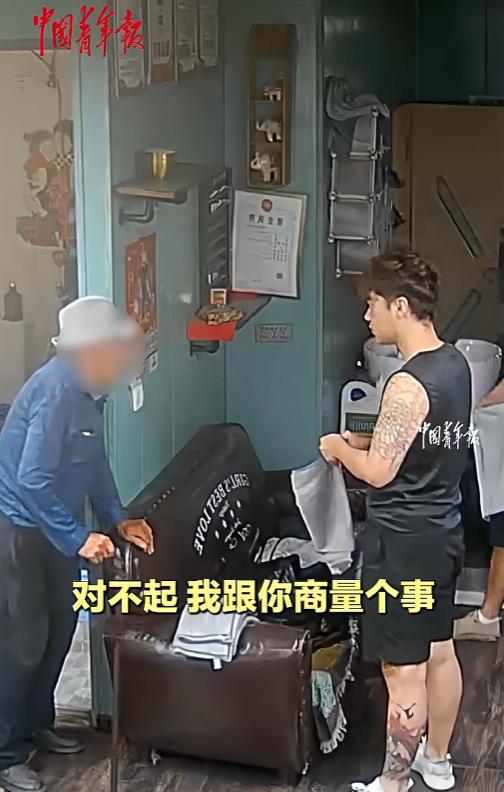 “一件暖心事，登上中国青年报，看完心里热乎！” 哈尔滨一家理发店清早刚营业，一位