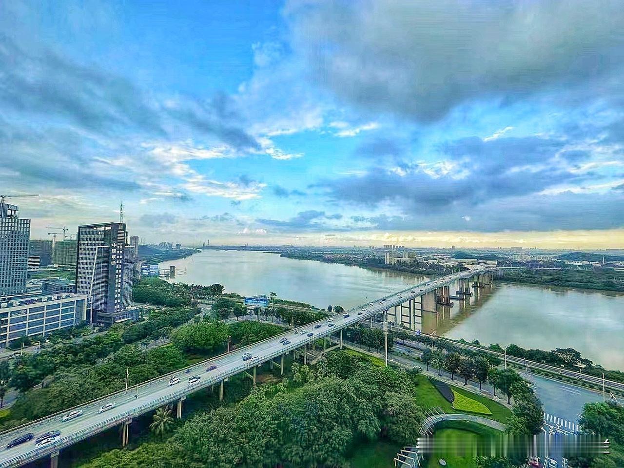 站在领域国际高处｜俯瞰整个潮连及荷塘西江
顶端的景色 城市核心地段 江景大平层 