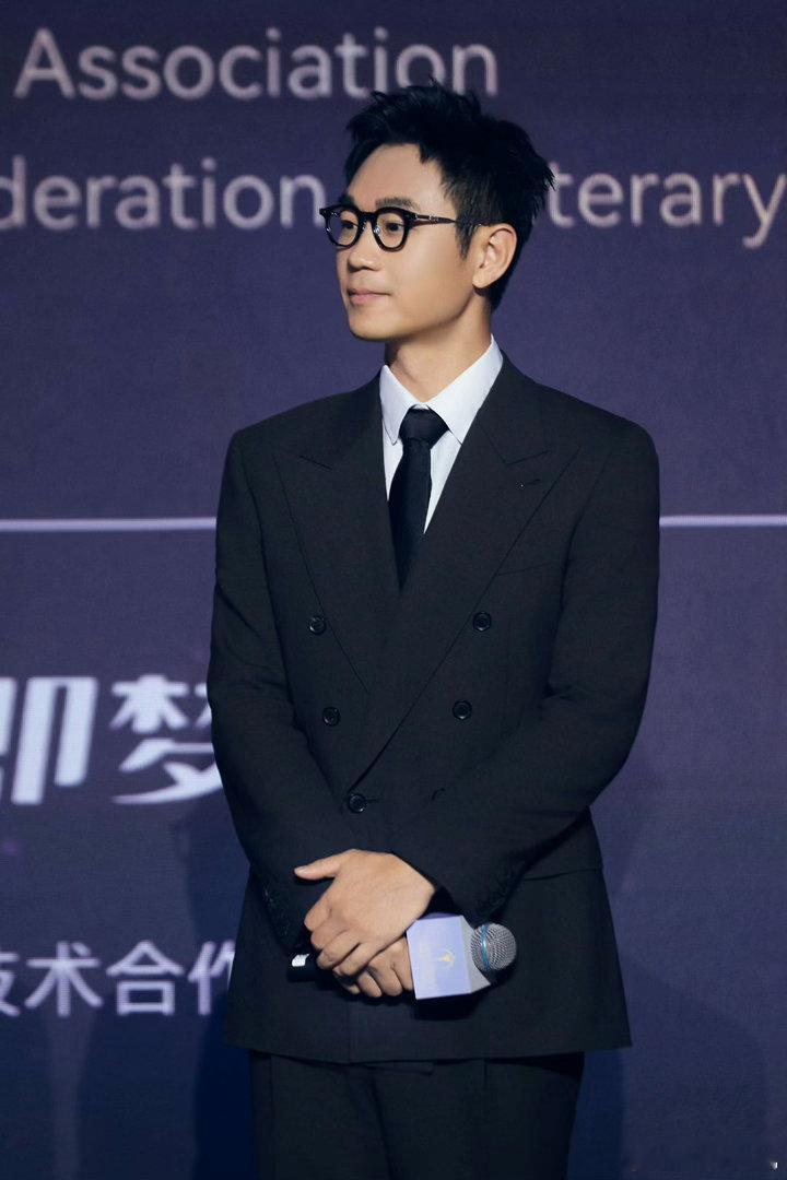 大鹏最佳导演 大鹏拿下百花最佳导演奖，说实话一点也不意外。百花奖的规则从来都是观
