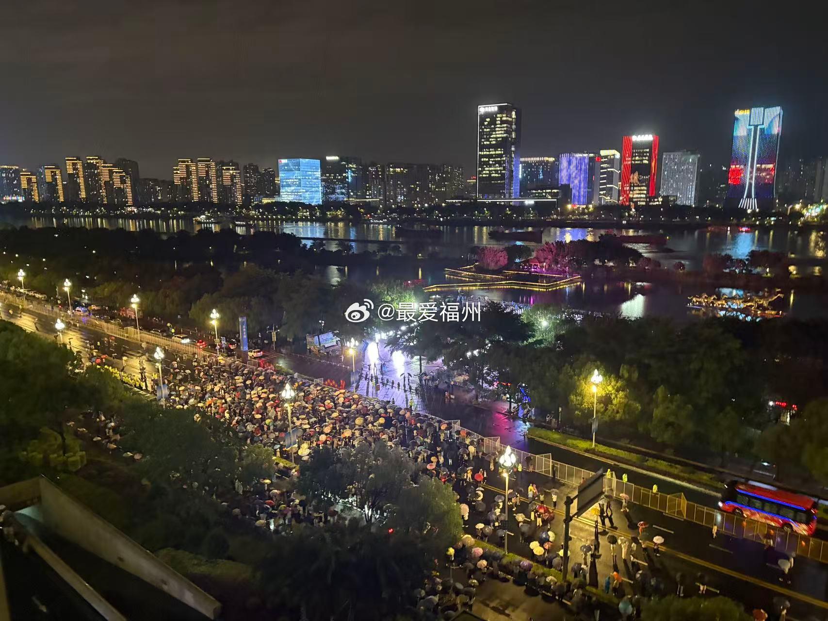 今晚等待观赏烟花秀的市民朋友 