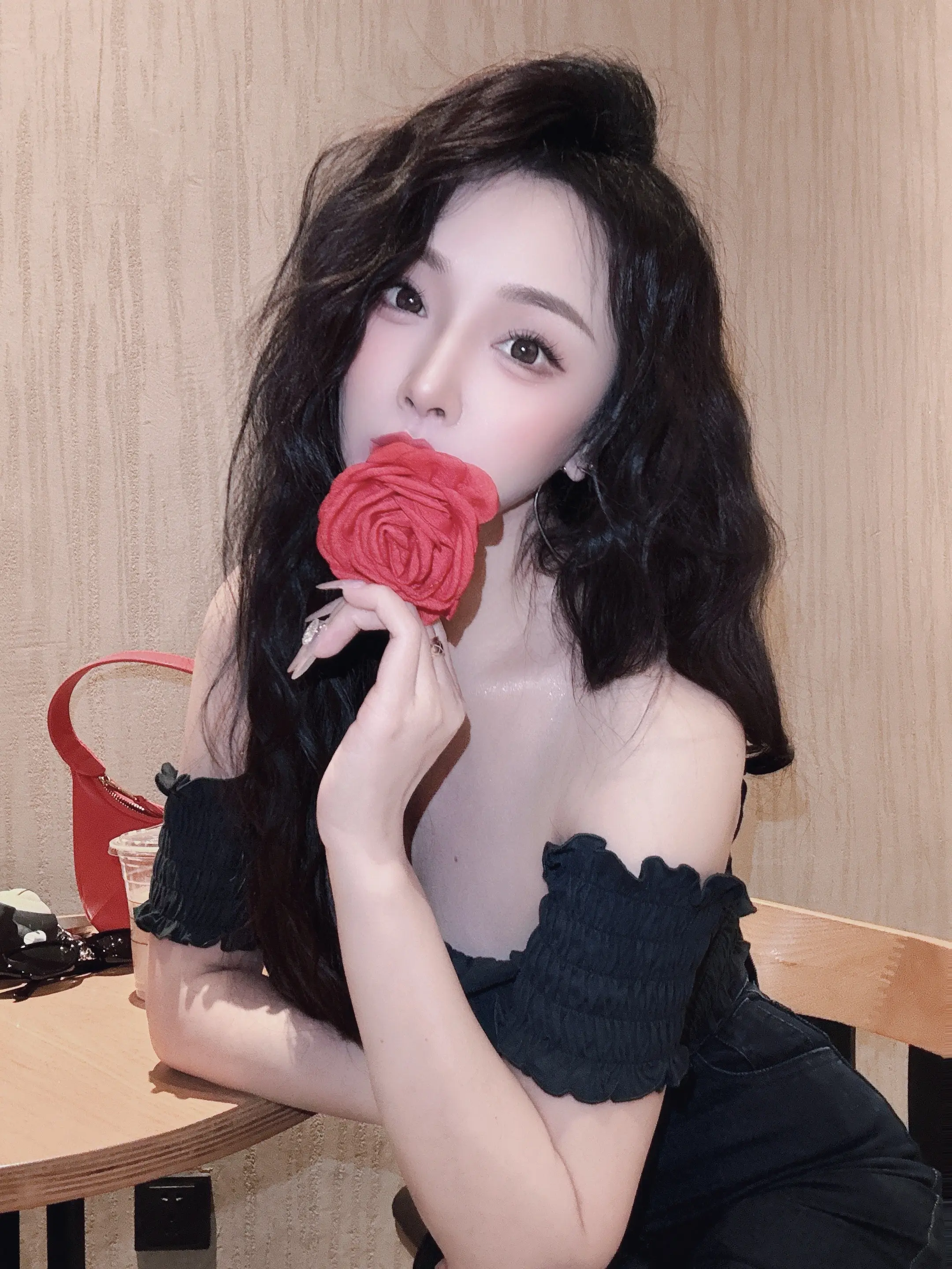 我在月光下许过情真 问你到底爱我有几分＃香烟与吻痕