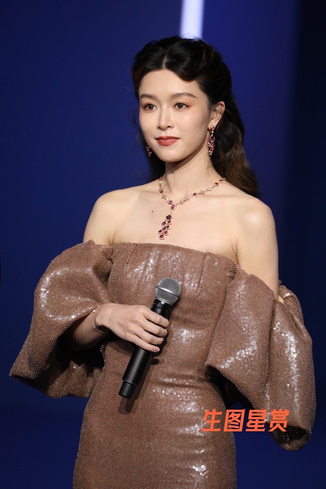 文咏珊自带闪光特效出席电影活动，是blingbling的美人鱼🧜🏻‍♀️ ​