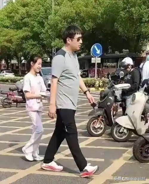 张雪峰老师的妻子叫李丽婧，她成立了苏州峰延翰墨文具礼品有限公司，时间是2026年
