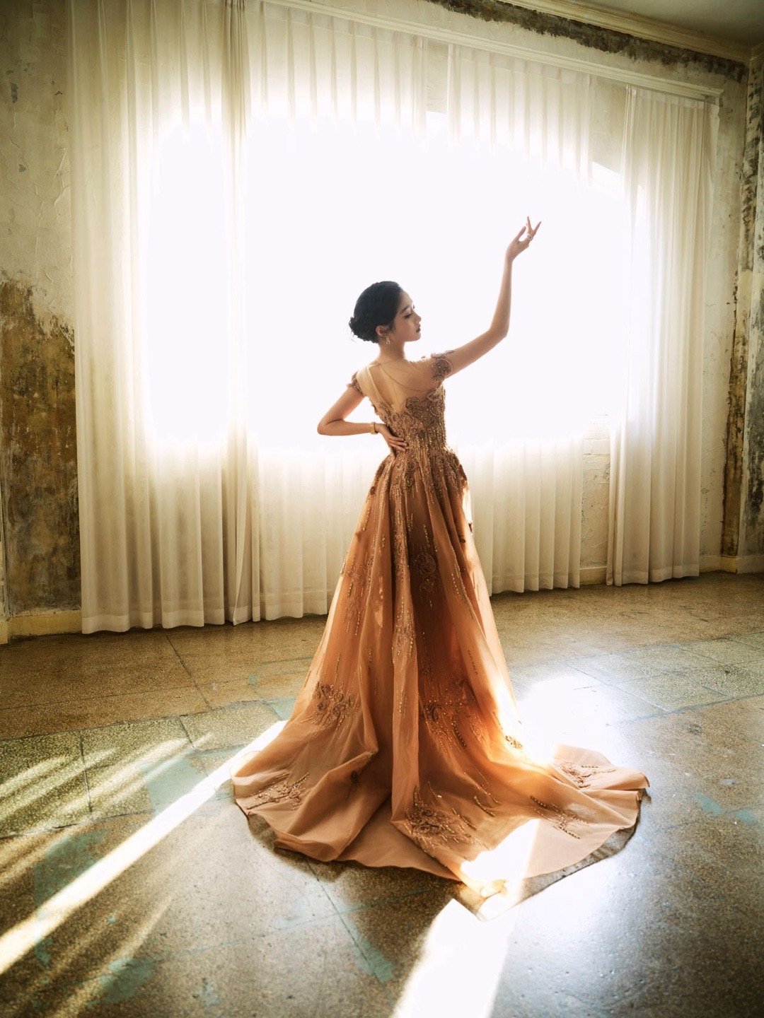 内场收到了关晓彤送的彩椒碗 从红毯美到内场的移动画报！关晓彤身着刺绣粉裙优雅出席