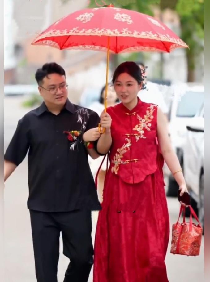 谁也没想到！浙江这位95后姑娘办起了一场简简单单的四无婚礼。
 
10月10日，