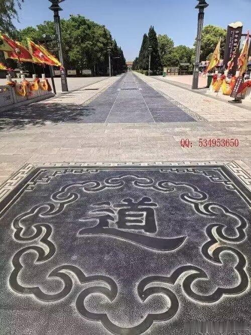老人言:女带流霞，死于生娃。男带流霞，死于路涯是神要敬，是鬼要送。两耳垂肩，贵不