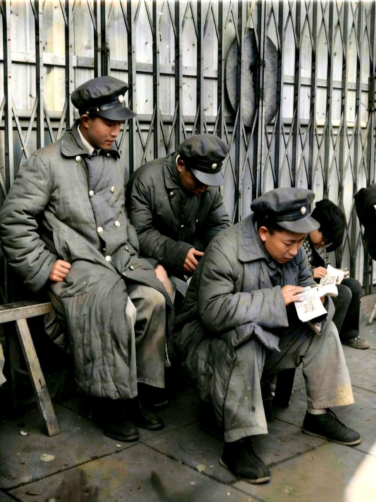 如果不是那身不合身的军装，谁能把他们和战争联系在一起？
就是三个半大的孩子，顶天