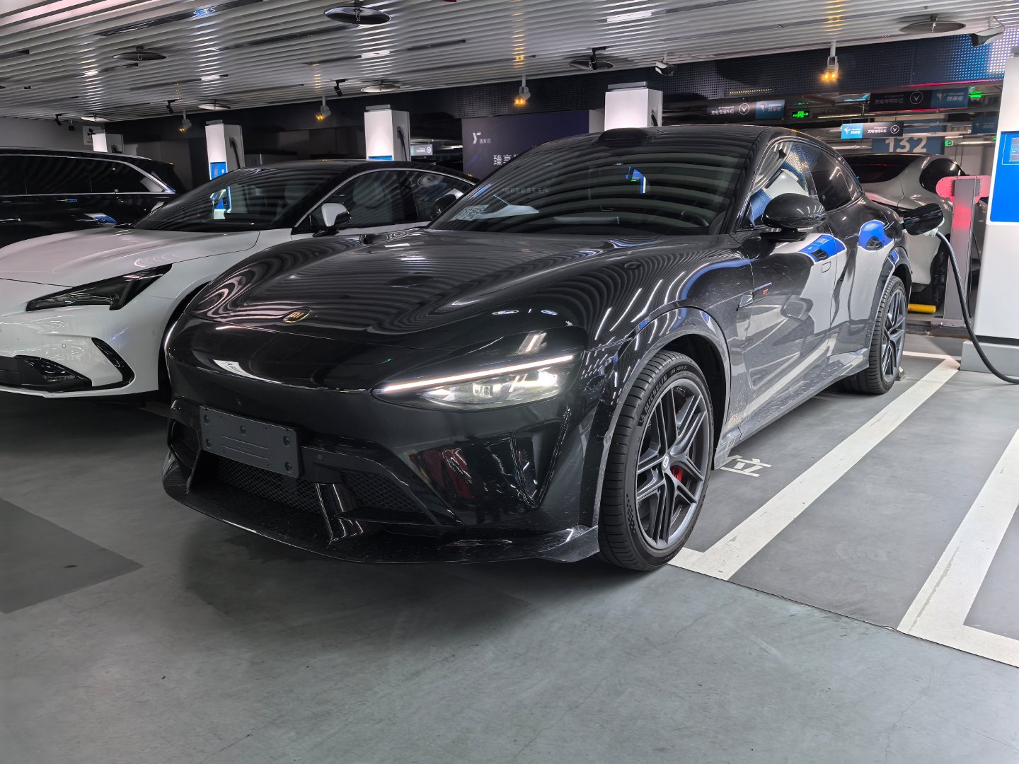 新车 今天拿到两台小米YU7 一台新的最入门款 一台新的GT 结论普通YU7很一