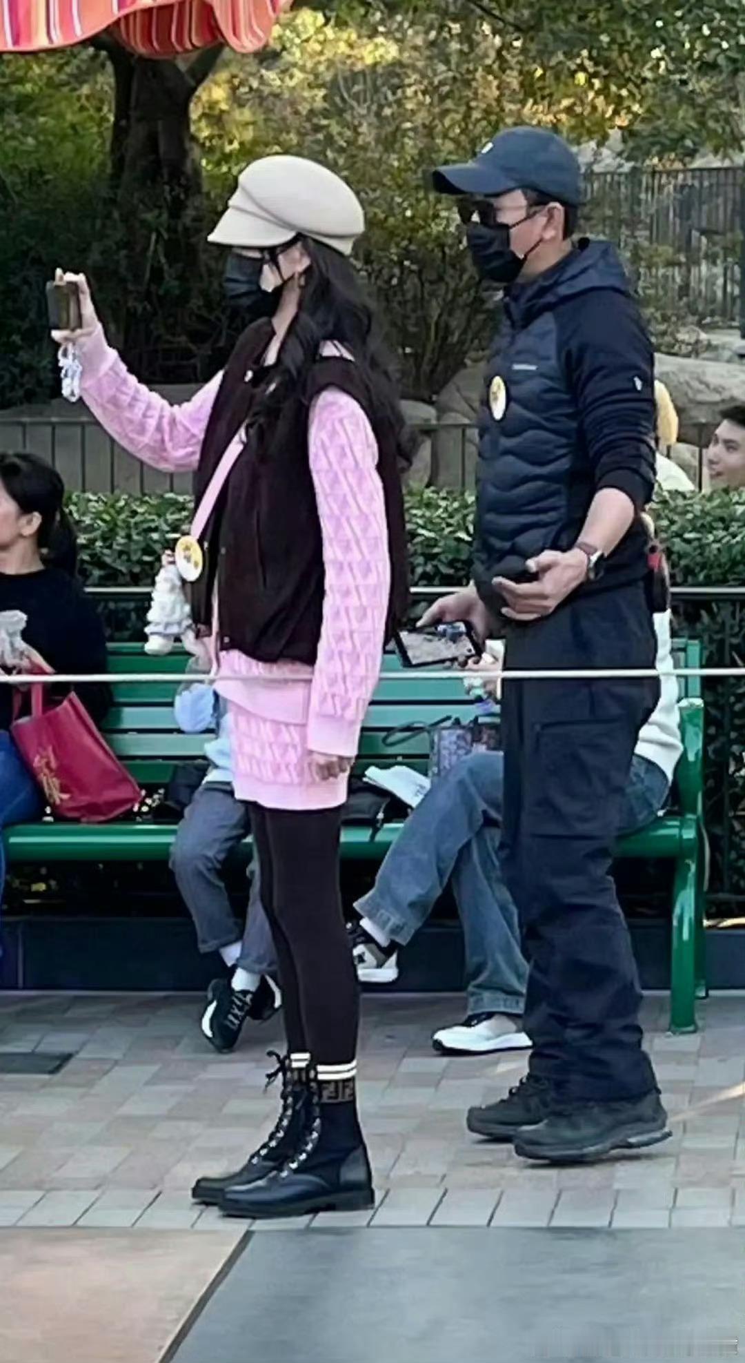 唐嫣罗晋带娃逛迪士尼唐嫣罗晋同框啦！一家三口甜蜜逛迪士尼💕快来吃一波甜甜的糖?