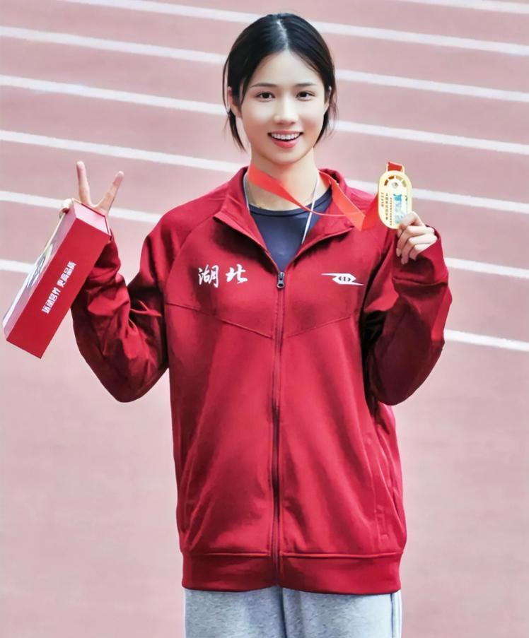 又美又飒！00后清华硕士全运会跳高夺冠
11月19日，第十五届全运会女子跳高决赛