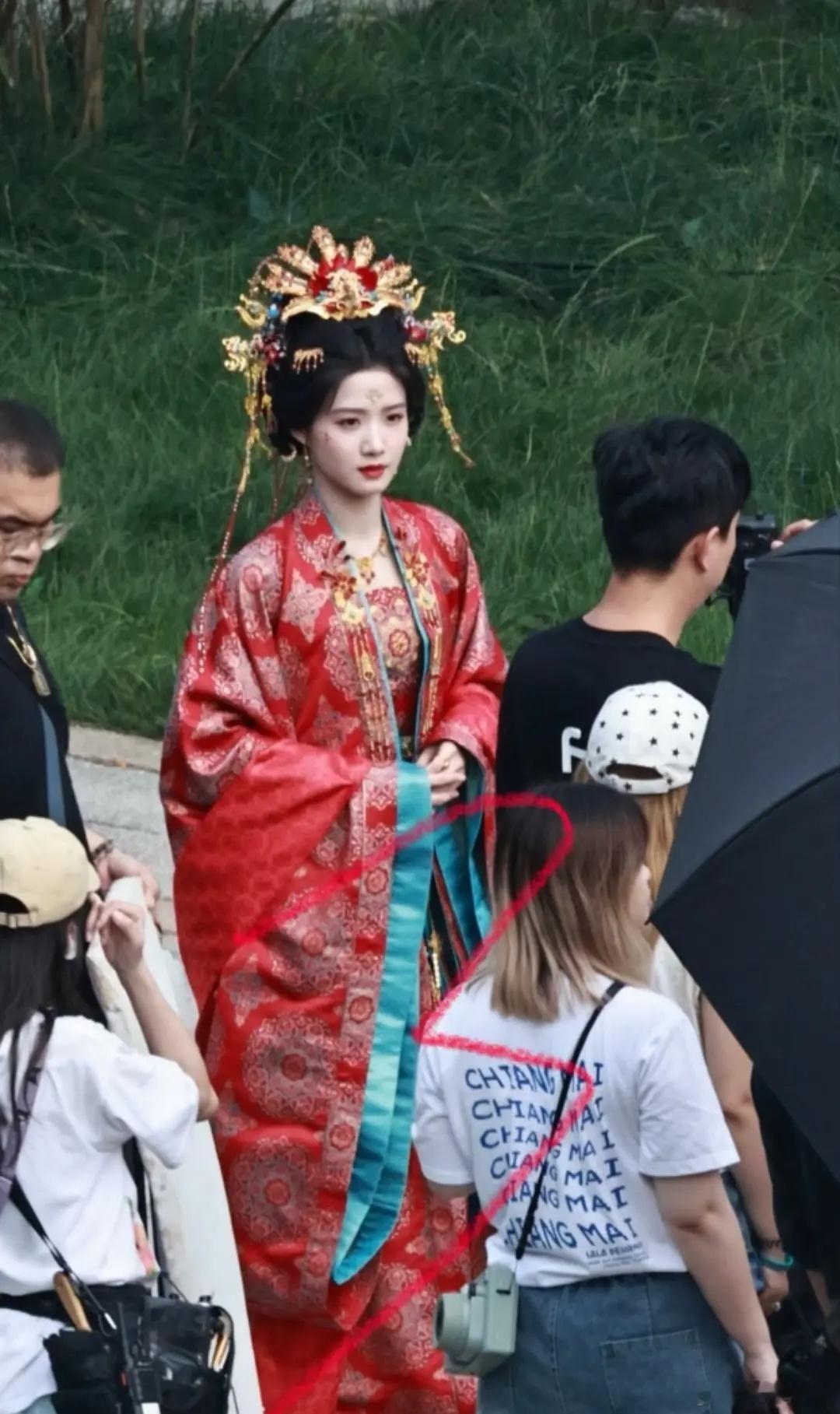 卢昱晓脸部状态，发型还可以的，但是那个衣服不好看，感觉好杂，好乱 