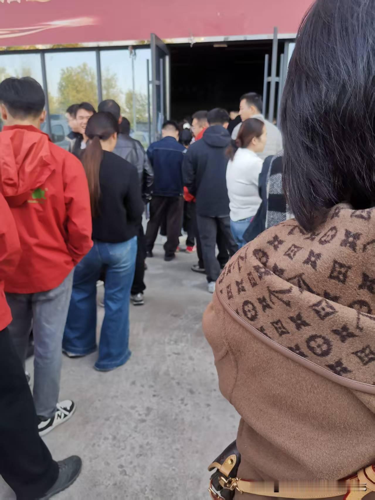 今天收到消息，中牟县卫生防疫站的工作人员到万邦市场来办健康证了。我的健康证刚好到
