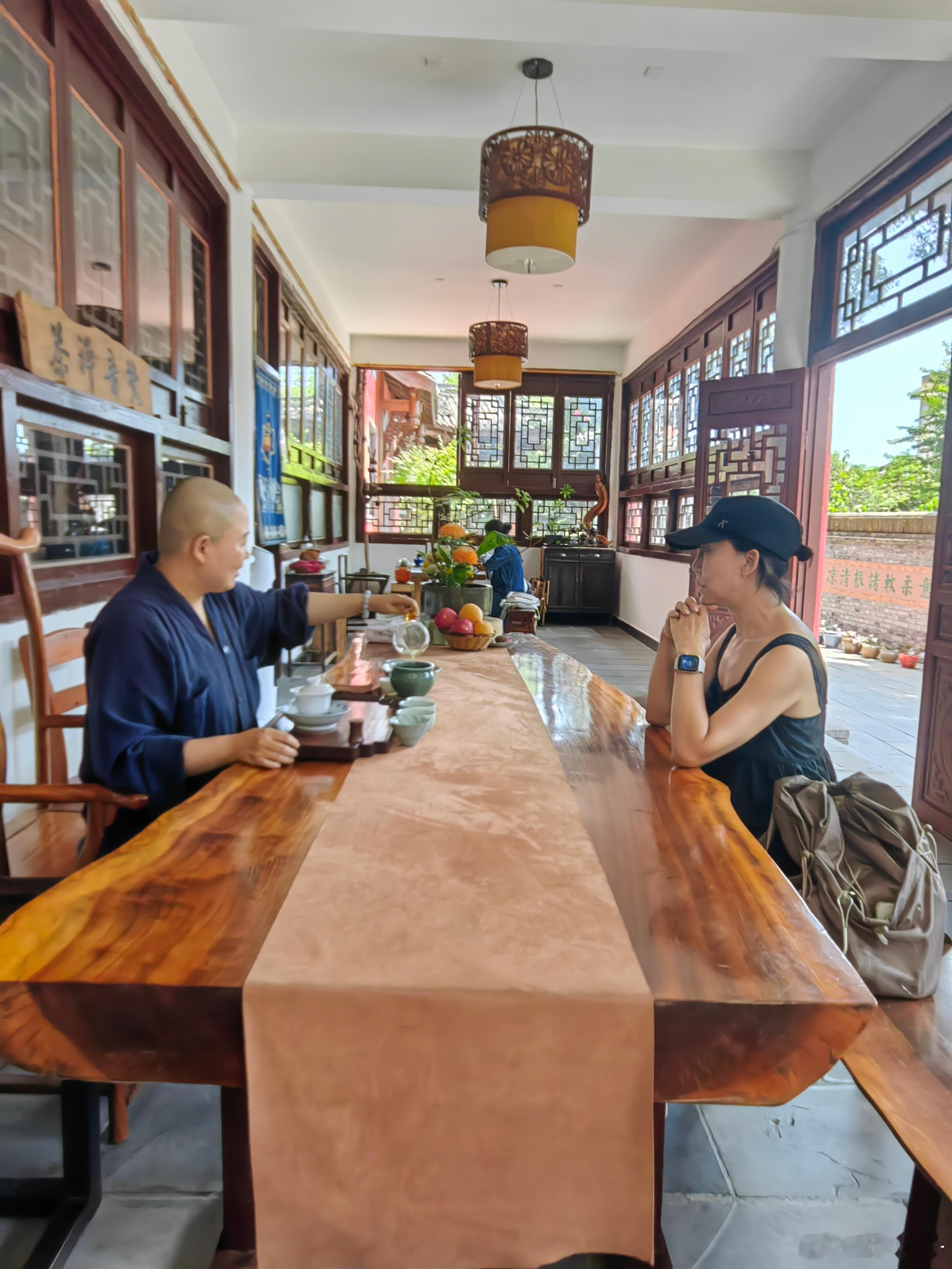 与老友28年前在上海相识，当时两个人就感觉很投缘。后来我又去郑州叨扰过她。某一年