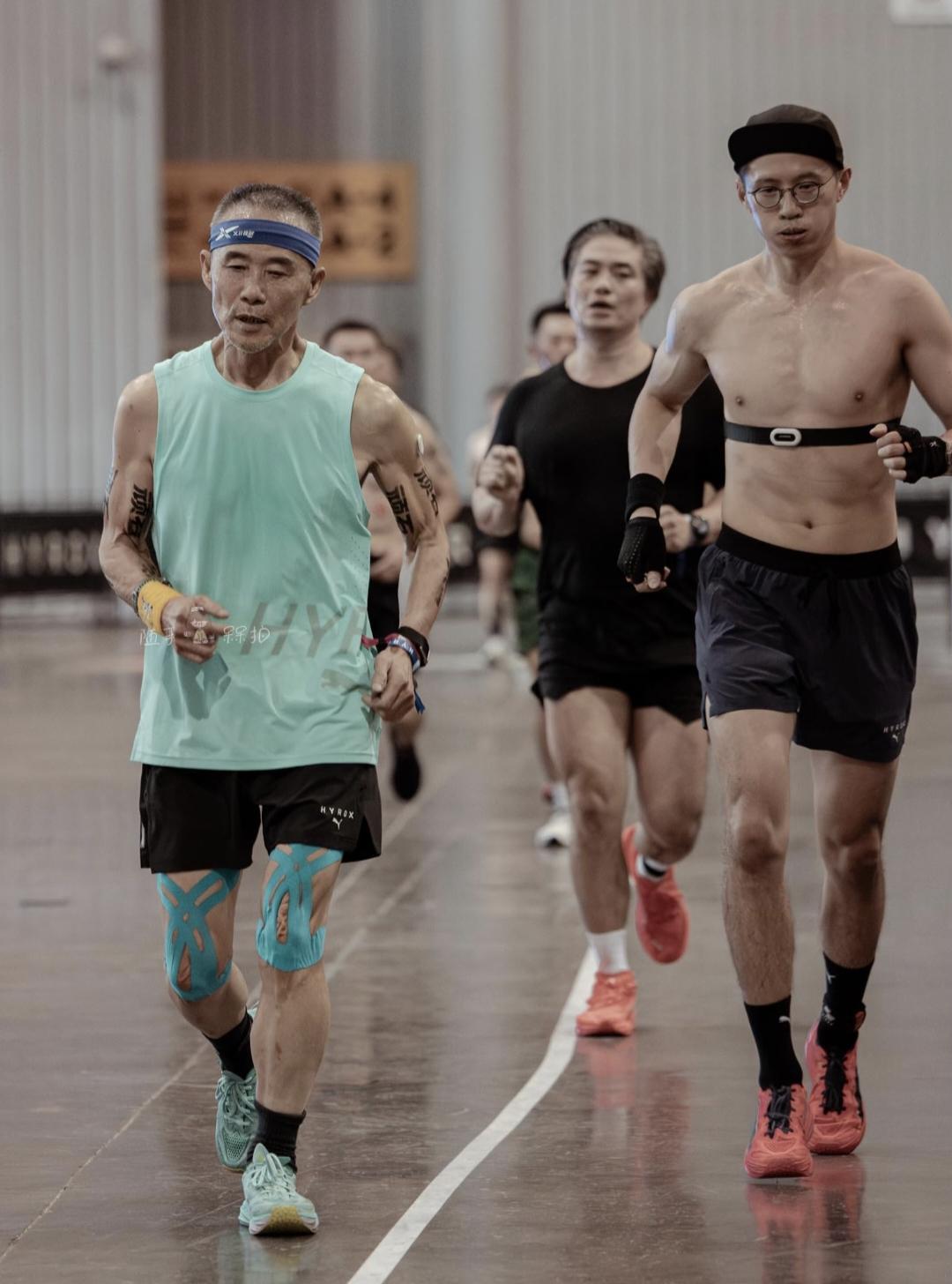 75岁王石在成都参加健身比赛，现场来了不少他的支持者，他不负众望，最终成功完成了