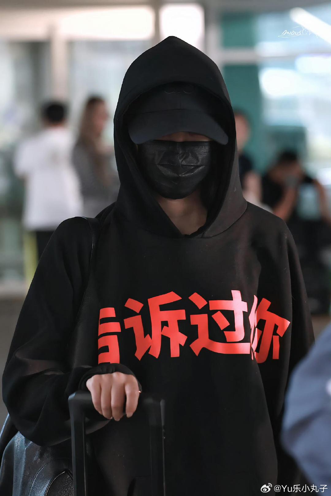 宁艺卓穿了侃爷同款卫衣 宁艺卓穿了侃爷同款卫衣，好亮眼哈哈哈 宁艺卓穿告诉过你卫
