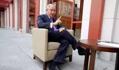 当美国财长亲眼目睹中国将持有的7800亿美元美债，通过第三方完成人民币结算时，整