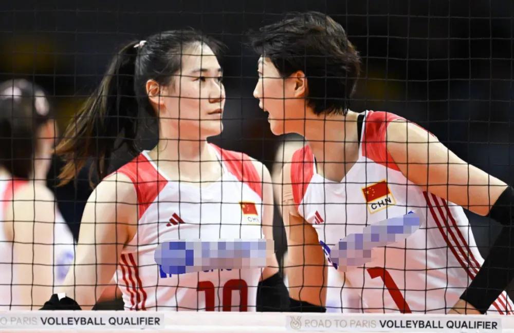中国女排3-0乌克兰，
拿下奥资赛的首胜，
第一局的转折点在王云璐的两个ACE，