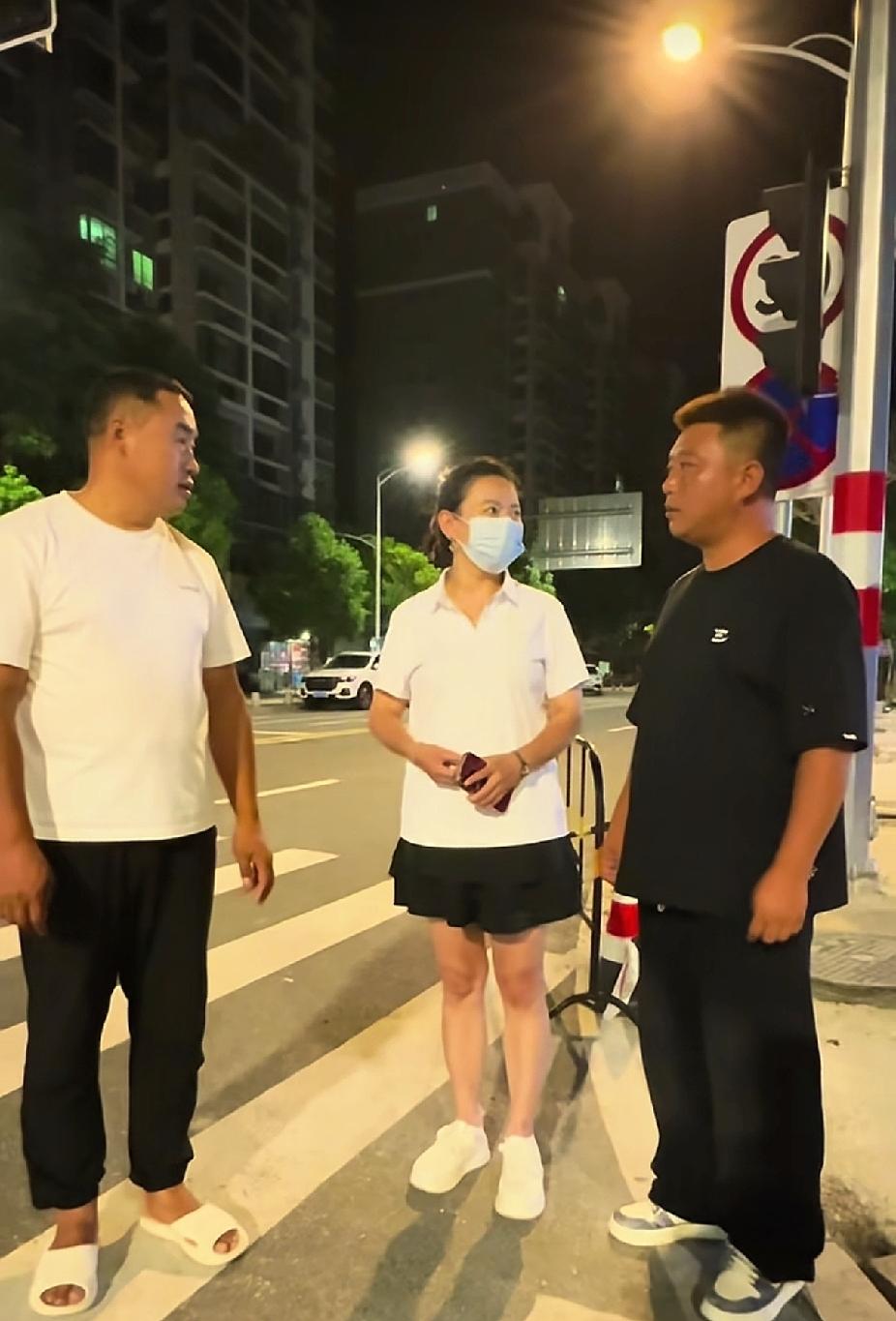 凌晨三点，白兄弟和贺探长终于平安抵达了厦门，见到了真人小贺，也就是白嫂，也打破了