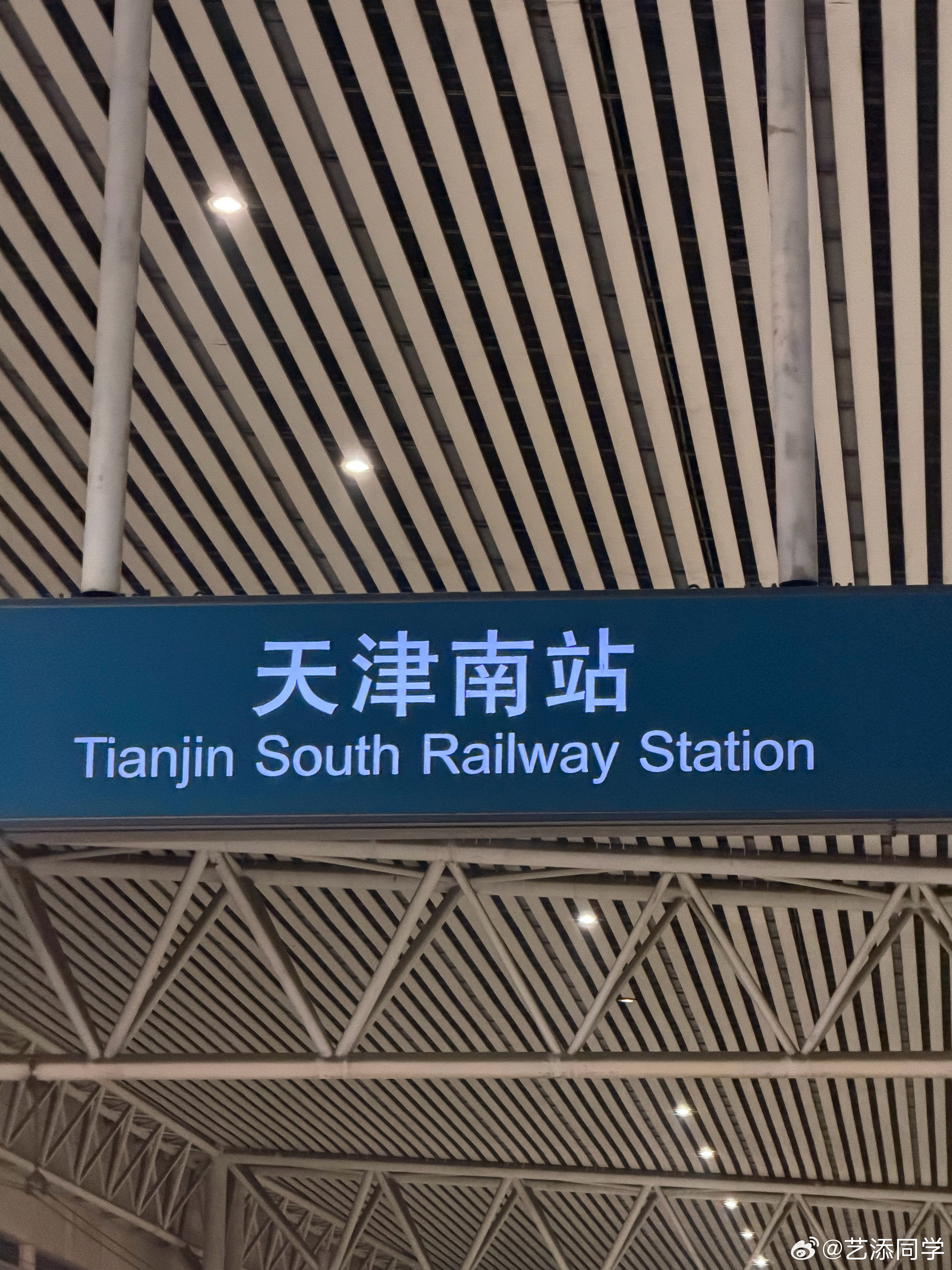 出现尿血现象，赶紧从老家到天津，然后辗转去北京。这一路上也是上了很多厕所，停了好