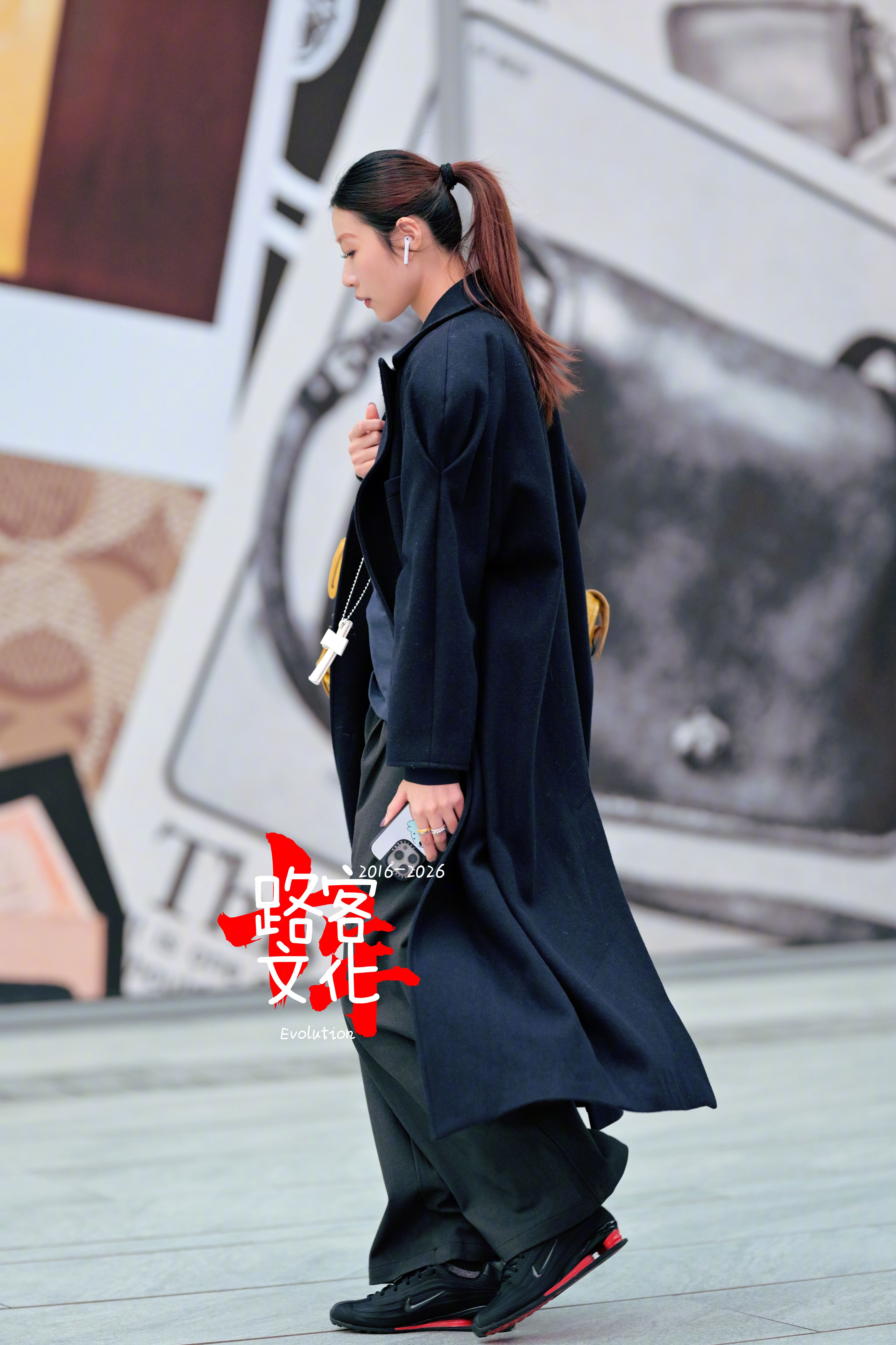 还有一张小姐姐穿搭是很有个性的哈! 