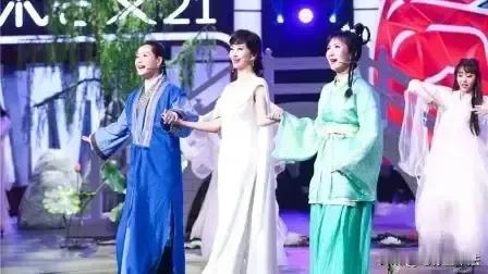 最荒唐的电视节目就是这种剧组重聚，演员们显得感情很深，又自称几十年没见，这不是矛