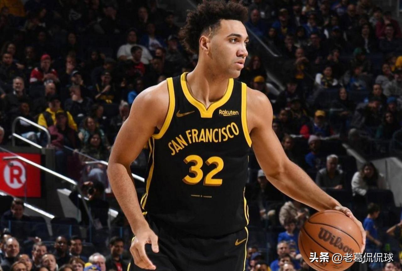 NBA年轻中锋TJD终于脱离苦海了！今天据美国名记Shams透露，勇士将中锋TJ
