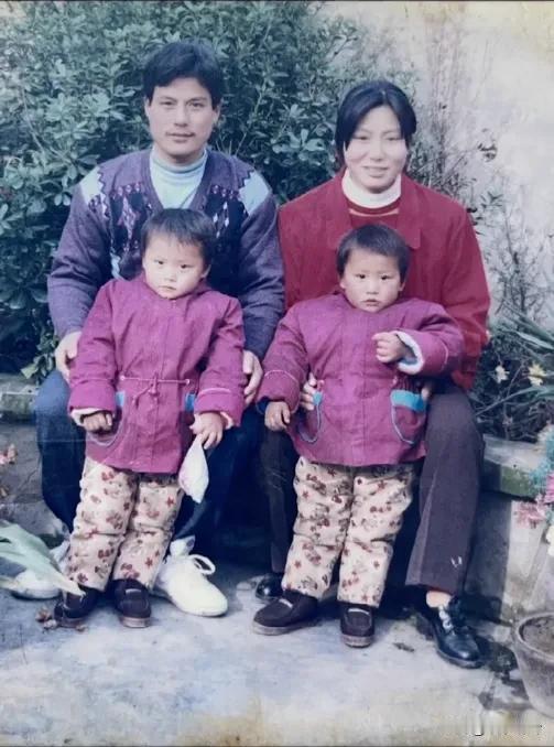 猜猜这两个小孩是谁？两个孩子现在长大了，身家10位数，而且财富还在快速增长，当地