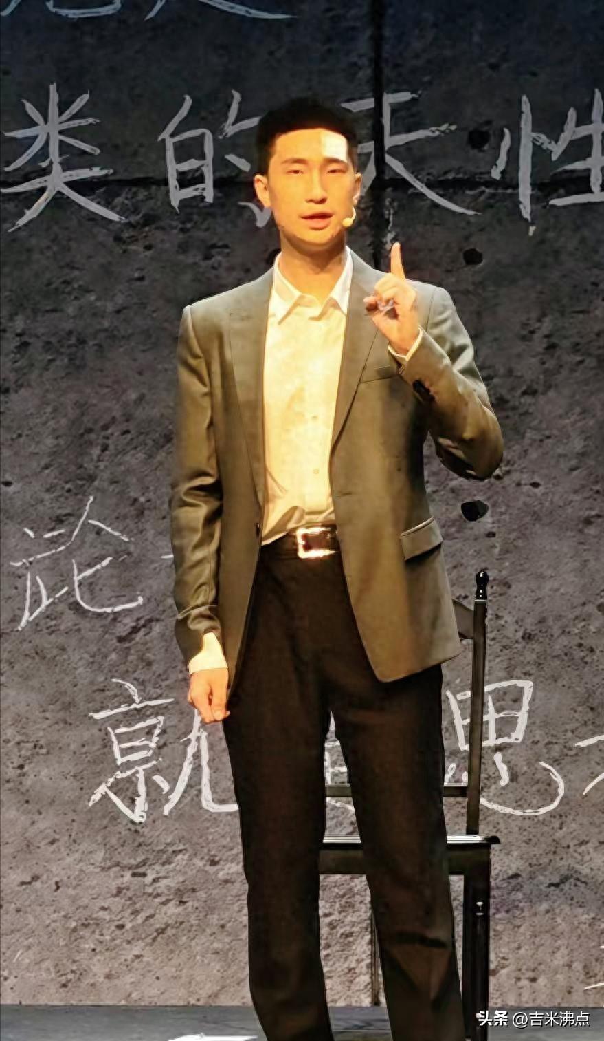 林大竣12年后，被骂“魔鬼”的他，怎么养废了星二代？
上周老舍剧场，宋丹丹、周小