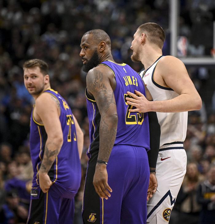 明天是湖人战掘金是关键的卡位战，湖人第四，掘金第五，伯仲之战，湖人优势是主场作战