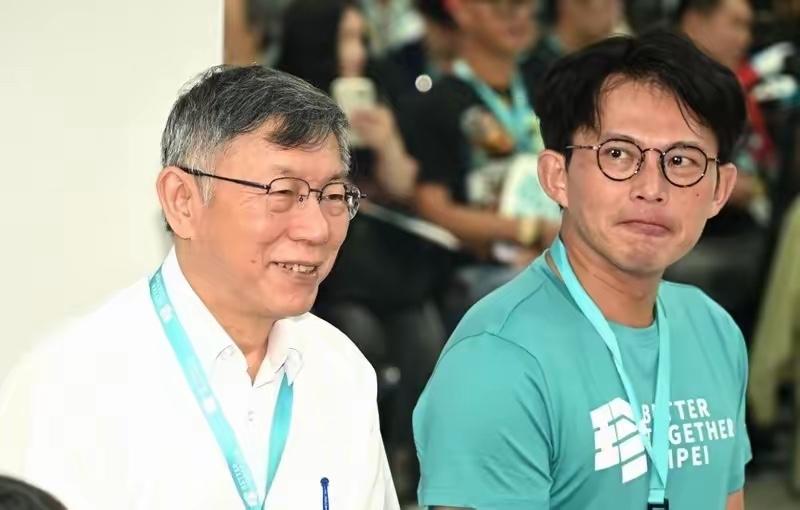 柯文哲、黄国昌这回公开跳出来挺郑丽文，明眼人一看就知道，这俩老狐狸可不会做亏本买