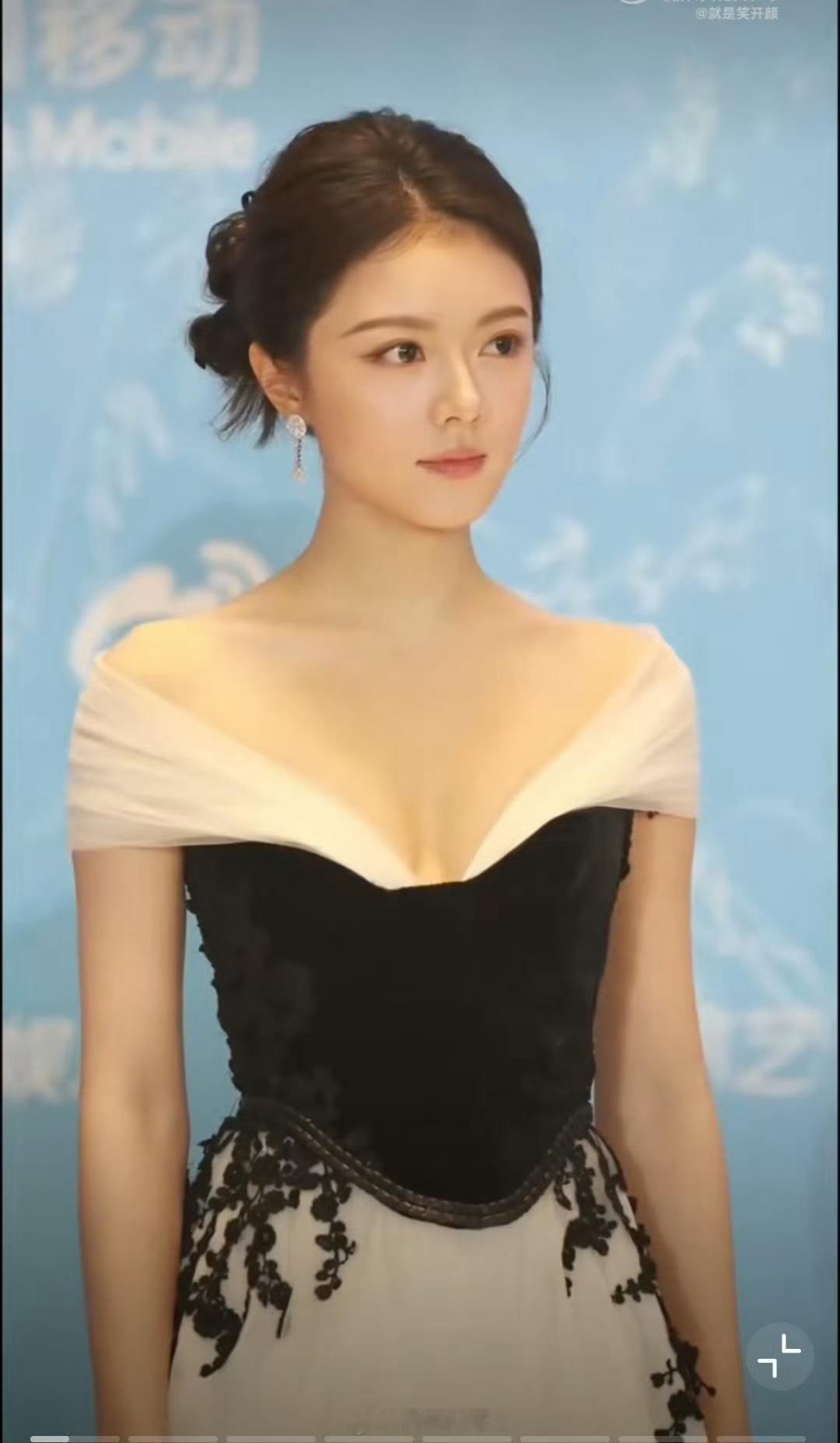 潘达夜间模式 这姑娘跟我同月同日生……赵今麦 好大气的五官