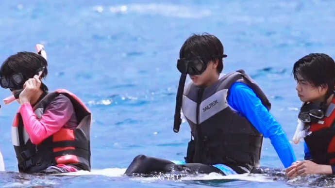 张桂源皱眉湿发水灵感 张桂源海上冲浪 张桂源海上冲浪，张桂源皱眉湿发水灵感，谁懂