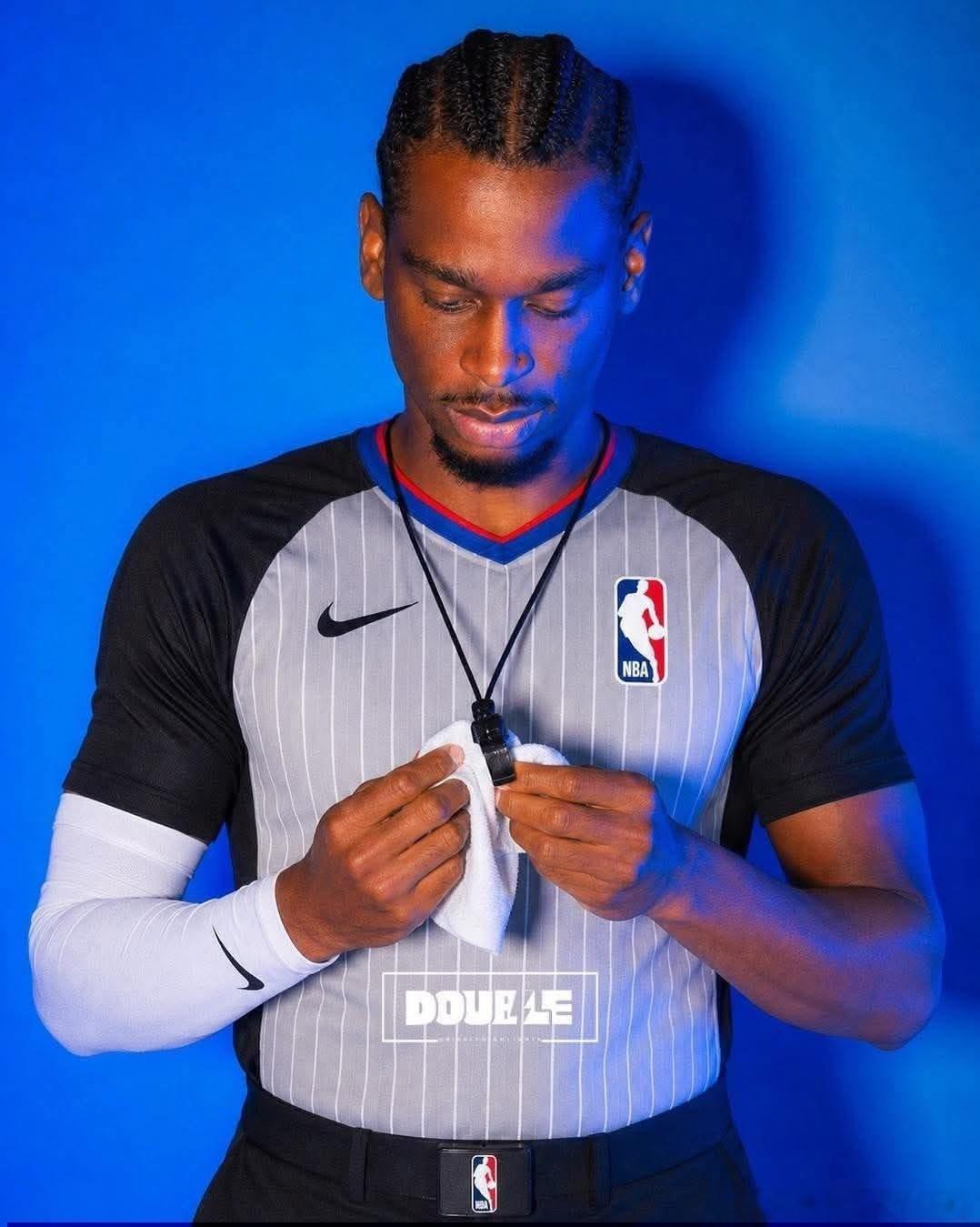 NBA 联盟显然在NBA裁判方面存在问题，但他们却一直回避这个问题。我说的不仅仅